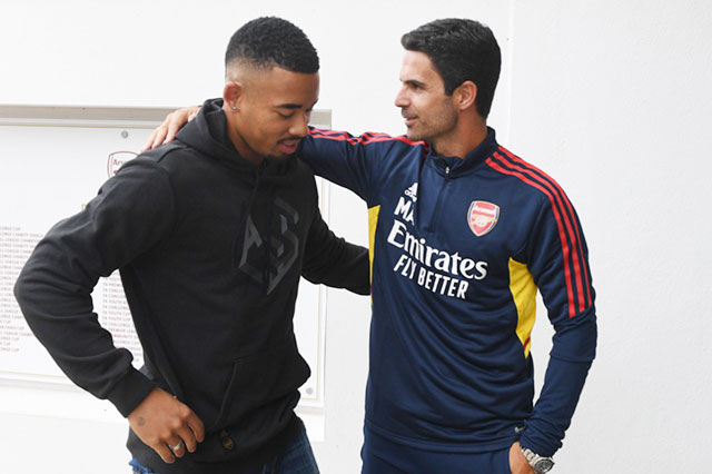 HLV Mikel Arteta thăm hỏi học trò cưng Gabriel Jesus (trái) khi trở lại Arsenal từ World Cup và chuẩn bị đi… bệnh viện