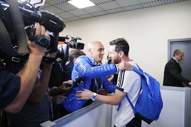 Trong bóng đá cũng như trong cuộc sống, con người luôn có niềm tin vào đấng siêu nhiên. Các cầu thủ cũng không phải ngoại lệ. Nhiều người không dám nhìn hay chạm vào cúp vô địch trước khi bắt đầu trận chung kết vì sợ “đen”. Hoặc như Karim Benzema, lúc nào cũng băng ngón tay khi thi đấu dù thực tế nó đã khỏe mạnh bình thường. Tiền đạo người Pháp từng thừa nhận anh cảm thấy tự tin và mọi thứ trở nên suôn sẻ khi băng ngón tay. Chức vô địch World Cup 2022 của Argentina đến từ mồ hôi công sức của thầy trò Lionel Scaloni. Nhưng với riêng Messi, còn có một chỗ dựa tâm linh để anh tỏa sáng trên sân cỏ. Đó là sợi dây màu đỏ mà cầu thủ 35 tuổi buộc quanh mắt cá chân trái ở trận chung kết với người Pháp. Một sợi dây mỏng manh như sợi chỉ nhưng lại có ý nghĩa quan trọng với Messi. Đằng sau chiếc “bùa hộ mệnh” của Messi là câu chuyện thú vị từ bốn năm trước tại kỳ World Cup 2018. Tại World Cup trên đất Nga, nhà báo Rama Pantorotto từ hãng truyền thông Telefe đã tặng Messi sợi dây màu đó. Pantorotti kể lại trên Marca: “Tôi đang thu dọn hành lý để sang Nga tác nghiệp thì mẹ tôi bước vào. Bất cứ khi nào tôi có một chuyến đi xa, bà đều chúc tôi an lành và tặng tôi một món quà nào đó xem như bùa hộ mệnh. Nhưng lần này bà lại đưa cho tôi sợi dây màu đỏ và nhờ tôi tặng nó cho Messi. Tôi đã giữ sợi dây đó trong cặp tài liệu và mãi đến sau trận đấu với Iceland mới có cơ hội gặp Messi. Tôi đưa nó cho cậu ấy và nói rằng đó là món quà từ mẹ tôi”.  Khi chưa có sợi dây màu đỏ, Messi đã đá hỏng phạt đền trong trận ra quân gặp Iceland (1-1) tại vòng bảng World Cup 2018. Còn sau khi nhận món quà bất ngờ, Messi tỏa sáng với 1 bàn thắng trong trận cuối vòng bảng gặp Nigeria. Argentina giành chiến thắng quý giá 2-1 trước đối thủ châu Phi để giành vé vào vòng 1/8. Trong đường hầm sau trận thắng Nigeria, Messi lại gặp Rama Pantorotto. Tay phóng viên người Argentina chủ động lên tiếng: “Tôi không biết anh có nhớ không nhưng mẹ tôi đã tặng anh một sợi dây màu đỏ. Không biết anh còn giữ nó không”. Đáp lại câu hỏi của Pantorotto là thái độ hồ hởi từ Messi. “Xem này, tôi vẫn đeo nó đây. Hãy cho tôi gửi lời cảm ơn tới mẹ cậu nhé. Lá bùa này đã cứu tôi”, Messi vừa nói vừa cởi giày cho Pantorotto xem sợi dây màu đỏ quấn quanh mắt cá chân trái. Ngôi sao người Argentina còn dành cho nhà báo đồng hương một cái ôm thắm thiết. Câu chuyện sợi dây màu đỏ từ bốn năm trước tưởng rơi vào quên lãng, đã sống dậy ở trận chung kết World Cup 2022. Trong bức ảnh ăn mừng trong phòng thay đồ cùng đồng đội, Messi vẫn đeo một sợi dây màu đỏ ở cổ chân trái y hệt bốn năm trước. Không chắc đó có phải chính sợi dây mà mẹ của Pantorotto tặng Messi tại World Cup 2018 hay không nhưng điều chắc chắn là Messi rất tôn trọng “nghi thức” lấy may mà anh đã học được từ mẹ của Pantorotto. Không chỉ vậy, Messi còn muốn lan tỏa may mắn tới những người đồng đội. Ngôi sao số một của Argentina từng tặng Coutinho một chiếc dây màu đỏ y hệt nhằm giúp tiền vệ người Brazil lấy lại phong độ trong màu áo Barcelona vào năm 2019. Còn Paulo Dybala sau khi ghi bàn thắng đầu tiên cho ĐT Argentina ở trận gặp Chile vào tháng 7/2019 cũng khoe một sợi dây màu đỏ ở cổ tay mà “Messi cho tôi mượn”. Điều đáng chú ý hơn là tại World Cup năm nay, hàng loạt cầu thủ Argentina khác cũng đeo một sợi dây màu đỏ giống Messi, chỉ khác là họ đeo ở cổ tay. Thủ thành Emiliano Martinez, hậu vệ trái Marcus Acuna hay tiền vệ Exequiel Palacios đều có bùa hộ mệnh giống Messi. Những nguồn tin thân cận cho biết Messi đã kể lại câu chuyện bốn năm trước cho các đồng đội nghe và tán dương về “sức mạnh huyền bí” của sợi dây màu đỏ. Đó là lý do không ít cầu thủ Argentina cũng tự kiếm cho mình chiếc bùa hộ mệnh tương tự người đội trưởng. Bây giờ thì Argentina đã vô địch World Cup sau một trận cầu nghẹt thở với Pháp mà may mắn đã đứng về phía họ ở loạt sút luân lưu cân não. Messi càng có cơ sở để buộc sợi dây màu đỏ khi bước vào những trận cầu lớn nhất.