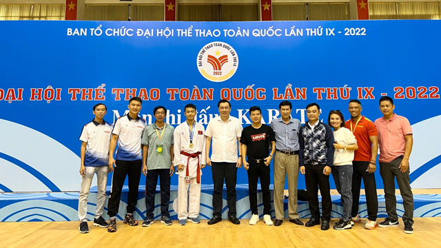 Phó giám đốc Sở VHTTDL tỉnh Bình Dương - ông Cao Văn Chóng (thứ 5 từ trái sang) là Trưởng đoàn thể thao Bình Dương tham dự Đại hội
