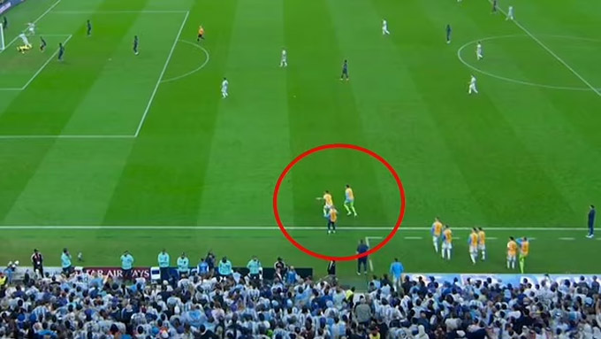 Các cầu thủ dự bị Argentina vào sân trước khi Messi ghi bàn