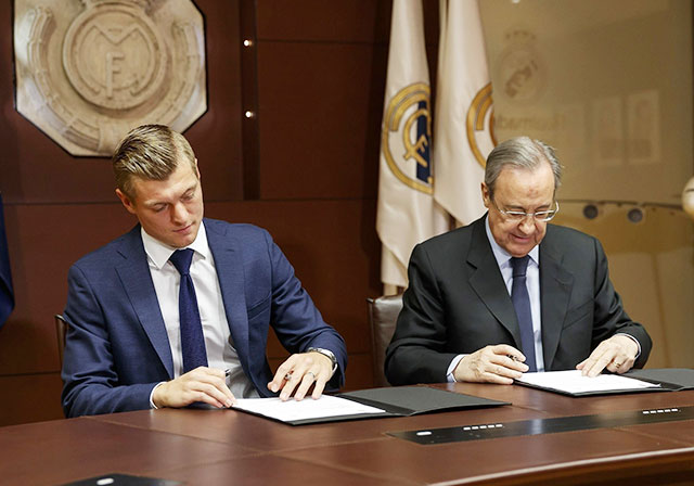Kroos (trái) không hài lòng với đề nghị gia hạn hợp đồng 1 năm từ Real Madrid