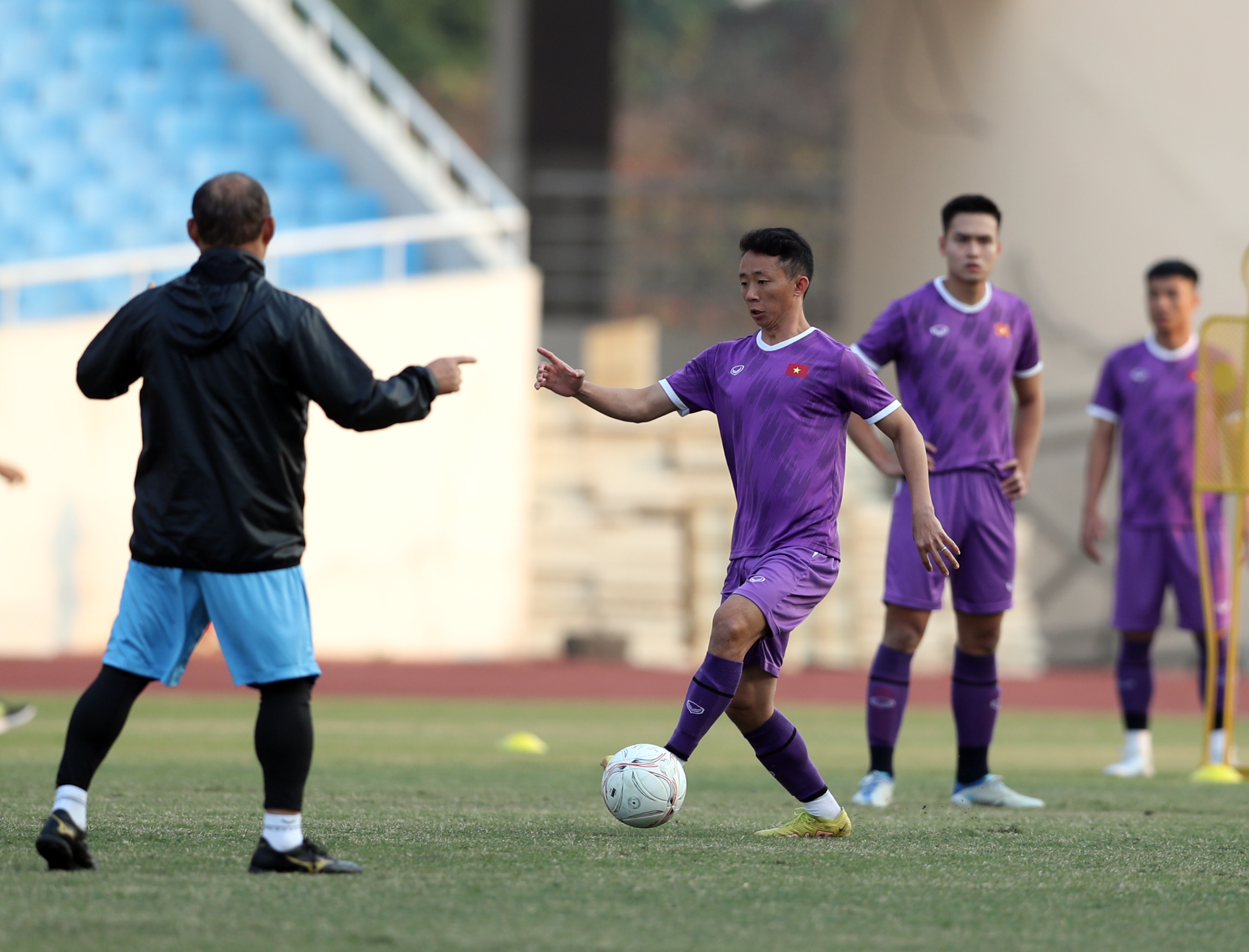 Ông Park yêu cầu các học trò tập và thi đấu bằng giày đinh sắt trong trận gặp Malaysia - Ảnh: Anh Khoa 