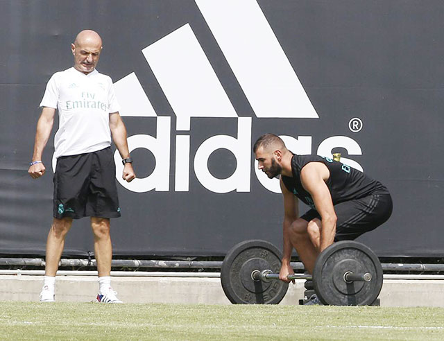 HLV thể lực Pintus (áo sáng) theo sát quá trình luyện tập của các cầu thủ Real Madrid