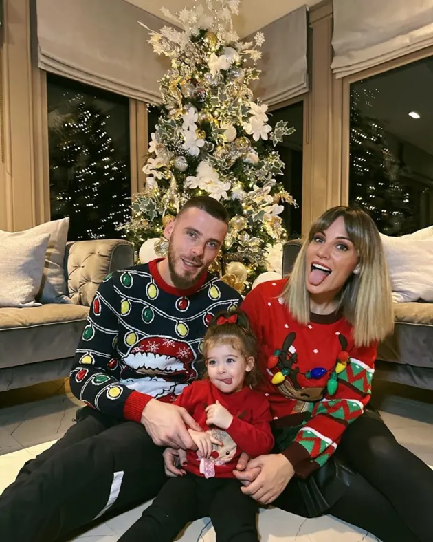  David de Gea (Man United) và vợ mặc áo len cùng đón Giáng sinh ý nghĩa bên cô con gái Yanay