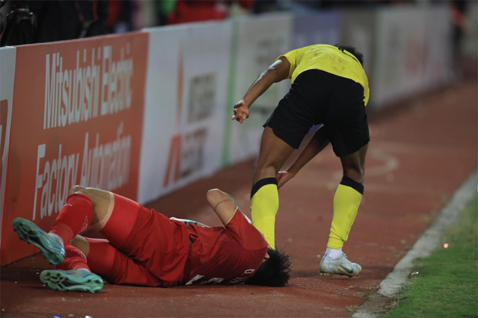 Chiếc thẻ đỏ mà cầu thủ Malaysia phải nhận là bước ngoặt của trận đấu