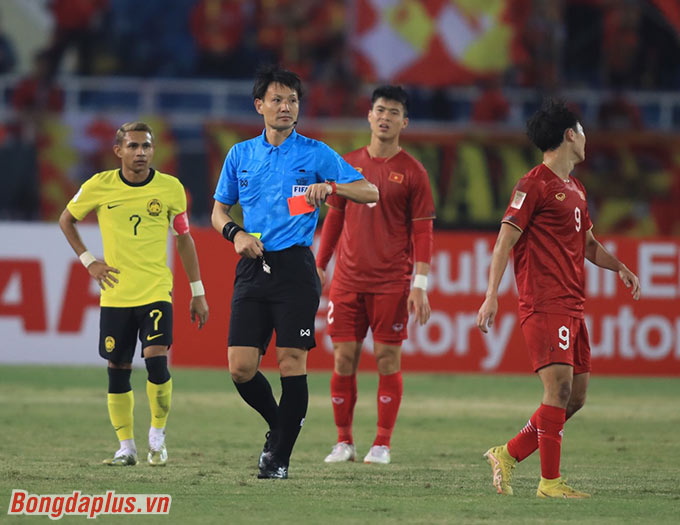 Trọng tài Nhật Bản lại tạo ra "bão mạng" ở trận Việt Nam vs Malaysia - Ảnh: Đức Cường