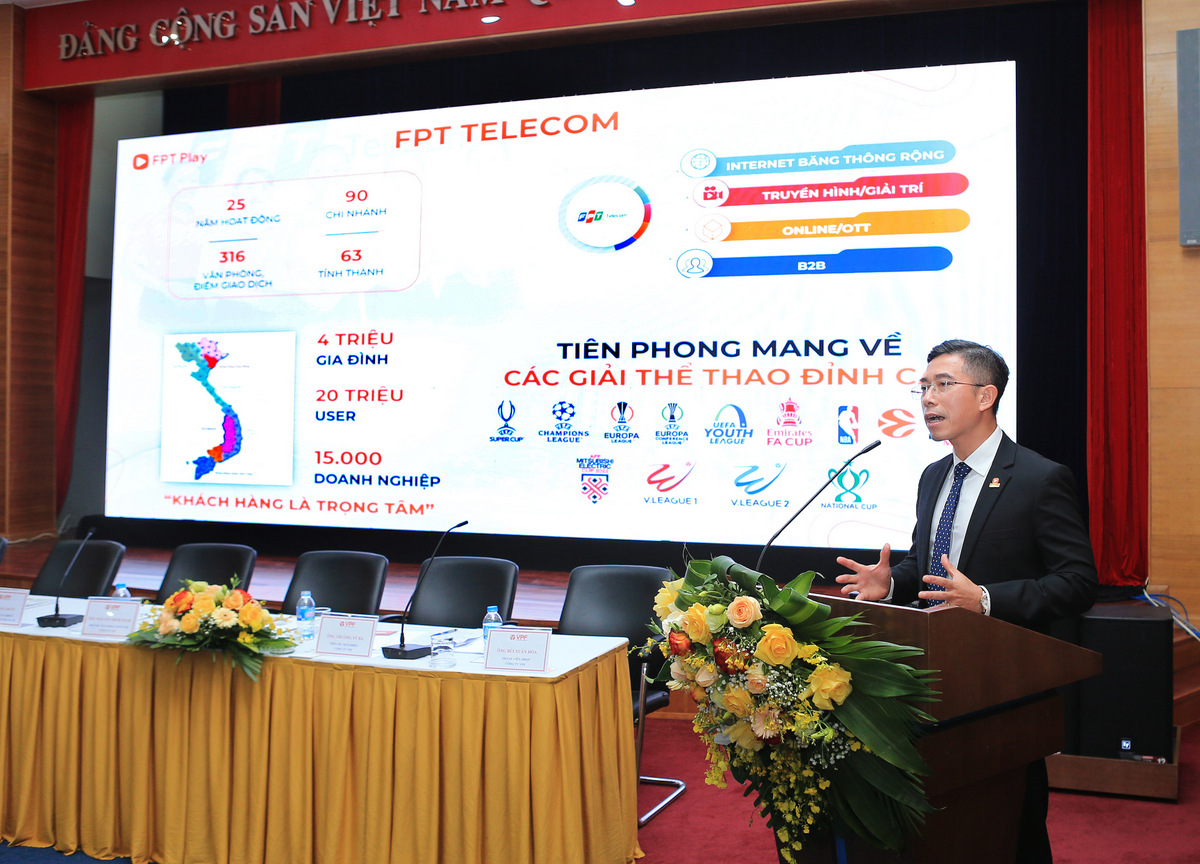 Ông Hoàng Việt Anh – Tổng Giám đốc Công ty Cổ phần Viễn thông FPT Telecom trình bày với Cổ đông một số nội dung đề xuất hợp tác với các CLB nhằm đẩy mạnh công tác tài trợ, truyền thông từ mùa giải 2023.