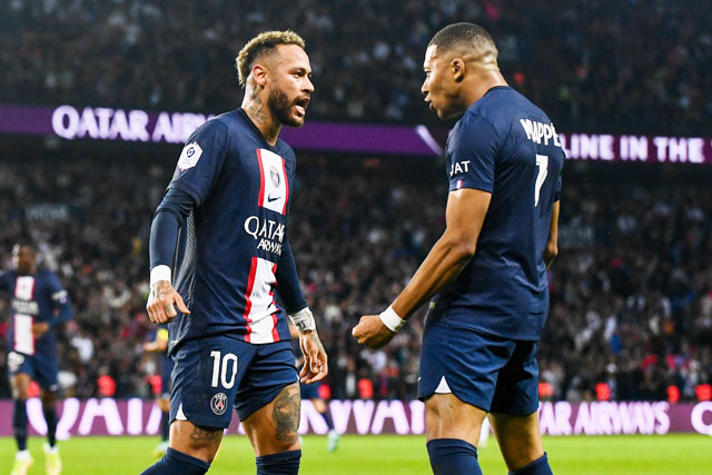 Neymar (trái) và Mbappe lại sát cánh bên nhau cùng PSG vùi dập đối thủ “nhẹ ký” Strasbourg