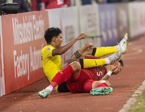 Đoàn Văn Hậu bị hậu vệ Malaysia đạp vào mặt ở hiệp 2
