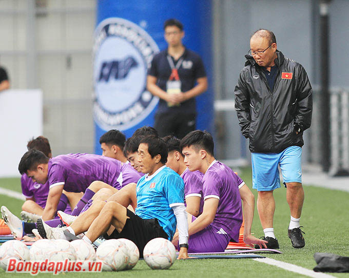 HLV Park Hang Seo cho các cầu thủ thả lỏng nhẹ nhàng và làm quen sân cỏ nhân tạo Jalan Besar, nơi sẽ diễn ra trận đấu giữa Việt Nam và Singapore ở lượt 3 AFF Cup 2022 