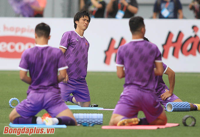 Các cầu thủ Việt Nam được yêu cầu đi loại giày đinh FG, phủ hợp với tiêu chuẩn cỏ nhân tạo tại sân Jalan Besar 