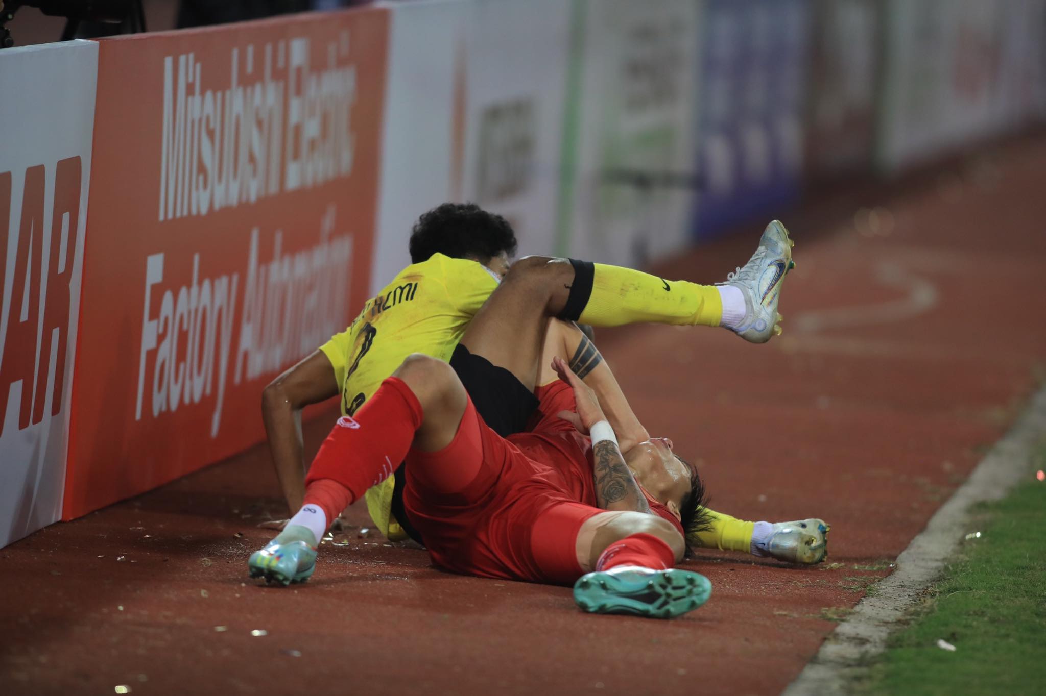 Cầu thủ Malaysia trả đũa Văn Hậu nhận thẻ đỏ rời sân, khiến Malaysia chịu phạt 11m - Ảnh: Minh Tuấn 