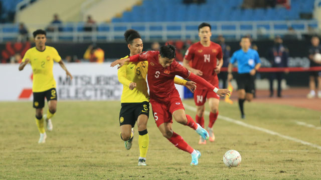 Tình huống Văn Hậu  vung tay cao vào mặt  cầu thủ Malaysia    Ảnh: Tuấn Cường