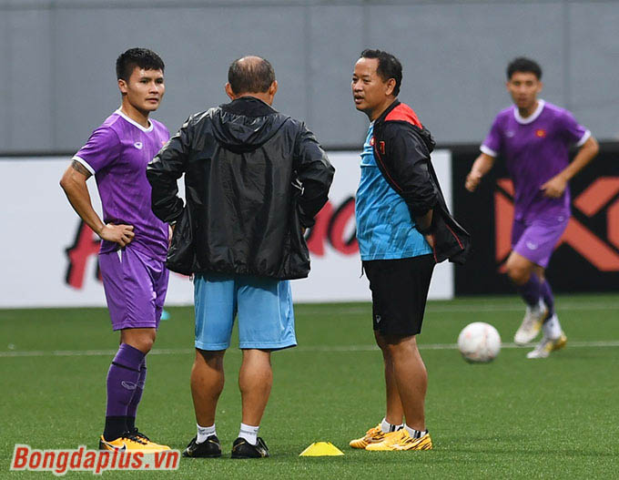 HLV Park Hang Seo dặn dò Quang Hải trước trận đấu với Singapore. Ở AFF Cup 2022, Quang Hải chưa thi đấu trọn vẹn trận nào qua 2 lượt gặp Lào và Malaysia 