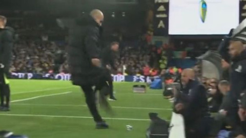 Pep Guardiola đá chai nước vào huấn luyện viên của Leeds