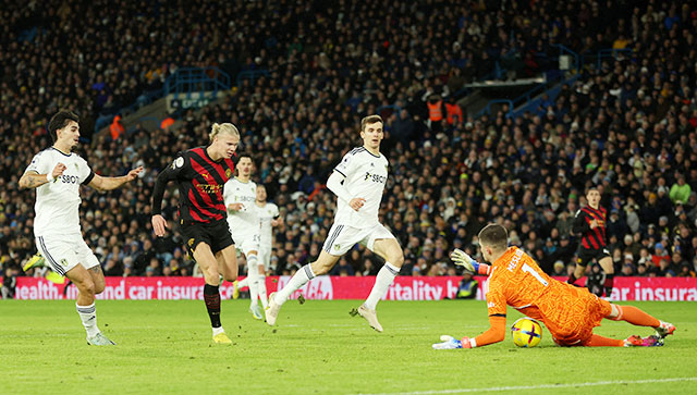 Cú đúp vào lưới Leeds giúp Haaland (áo sẫm) trở thành cầu thủ chạm mốc 20 bàn nhanh nhất lịch sử Premier League