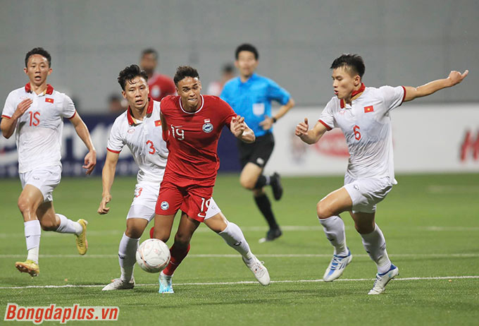 Singapore chơi kiên cường trước Việt Nam - Ảnh: Trí Công 