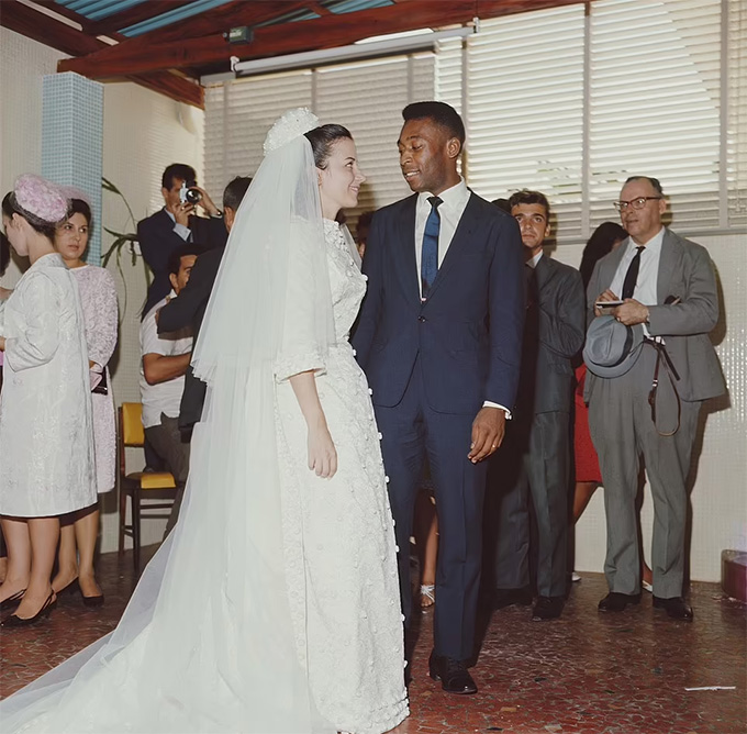 Pele trong lễ cưới với người vợ đầu tiên Rosemeri dos Reis Cholbi. Pele có tổng cộng 3 vợ
