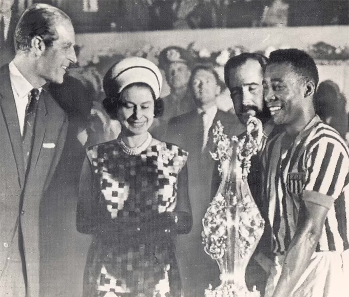 Pele được Nữ hoàng Anh - Elizabeth và Hoàng tử Philip trao giải tại Maracana năm 1968