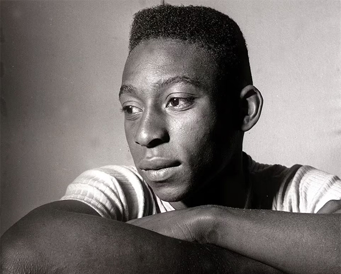 Pele năm 1958, chàng trai 17 tuổi trở thành ngôi sao toàn cầu sau khi giúp Brazil vô địch World Cup