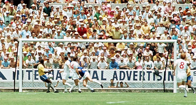 Ở World Cup 1970, Pele đánh đầu "giúp" thủ môn huyền thoại Gordon Banks tạo ra màn cứu thua được đánh giá vĩ đại nhất lịch sử
