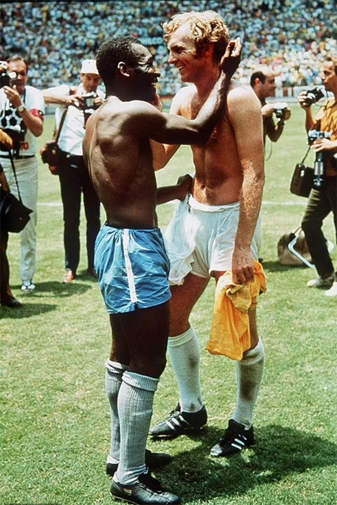 Pele và bức ảnh kinh điển với đội trưởng Bobby Moore của Anh