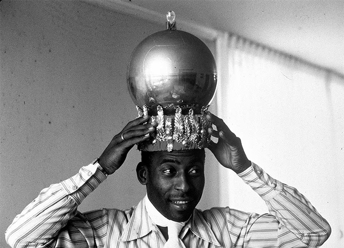 Sau khi ghi được 1.000 bàn thắng, Pele được tặng vương miện và có biệt danh "Vua bóng đá"