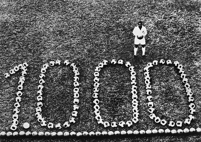 Pele chụp ảnh cột mốc 1.000 bàn thắng năm 1970