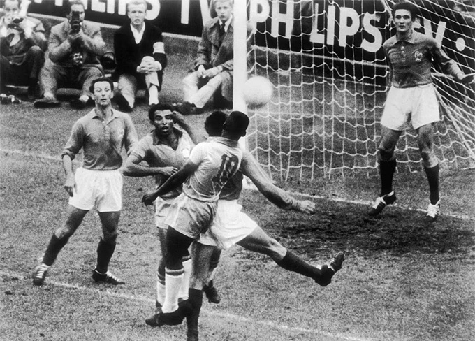 Pele lập hat-trick vào lưới Pháp ở bán kết World Cup 1958
