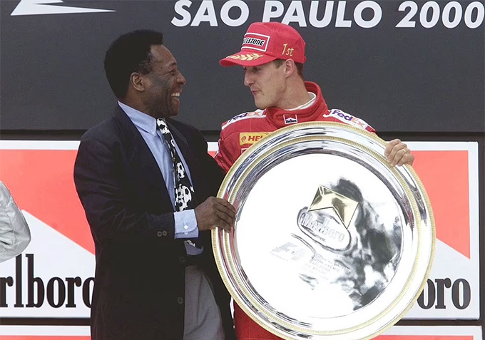 Pele lên trao giải cho Michael Schumacher sau khi tay đua người Đức thắng chặng Grand Prix ở Sao Paulo năm 2000