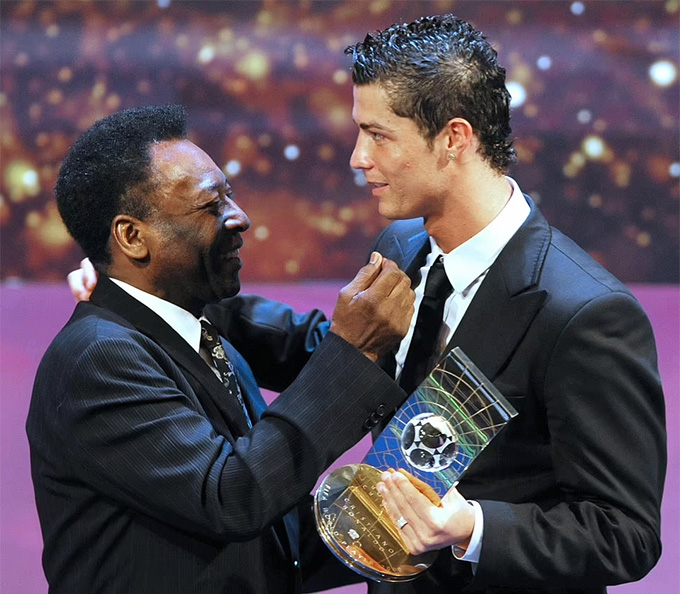 Pele cùng một Ronaldo khác - Cristiano Ronaldo trong lễ trao giải FIFA The Best 2008