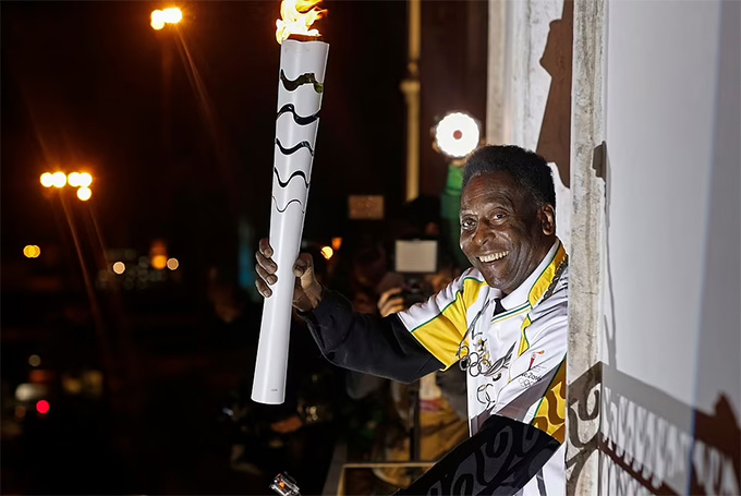 Pele tham gia rước đuốc ở Olympic tại Rio de Janeiro năm 2016