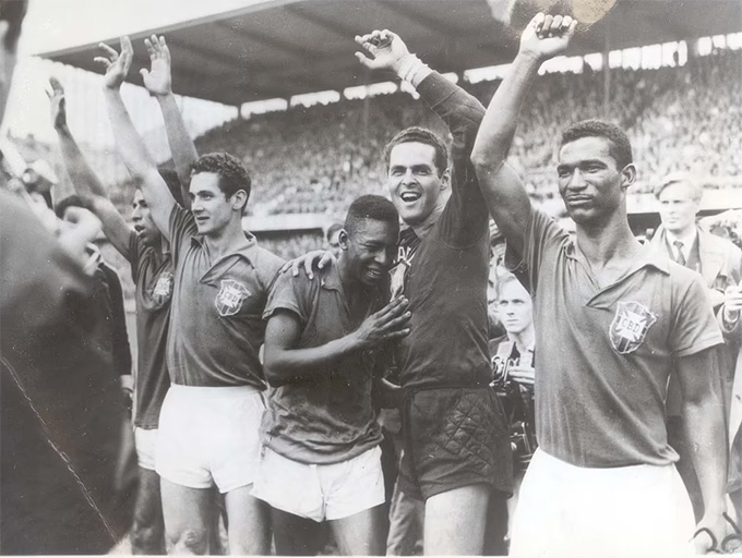 Pele khóc trên vai thủ môn Gilmar dos Santos Neves sau khi ghi 2 bàn trong trận chung kết World Cup 1958
