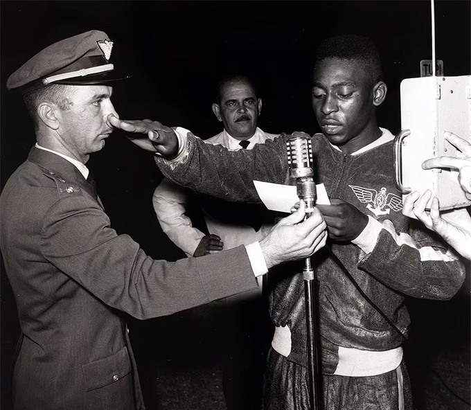 Sau khi trở về quê nhà từ Thụy Điển, Pele được gọi nhập ngũ và đây là ảnh lúc ông đang tuyên thệ