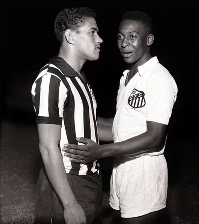 Pele chụp ảnh cùng Garrincha - người được xem là cầu thủ vĩ đại thứ 2 của bóng đá Brazil