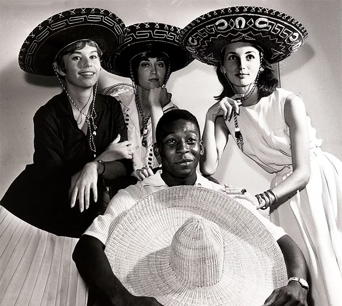 Pele chụp ảnh cùng 3 người mẫu mang phong cách Mexico vào tháng 3/1961
