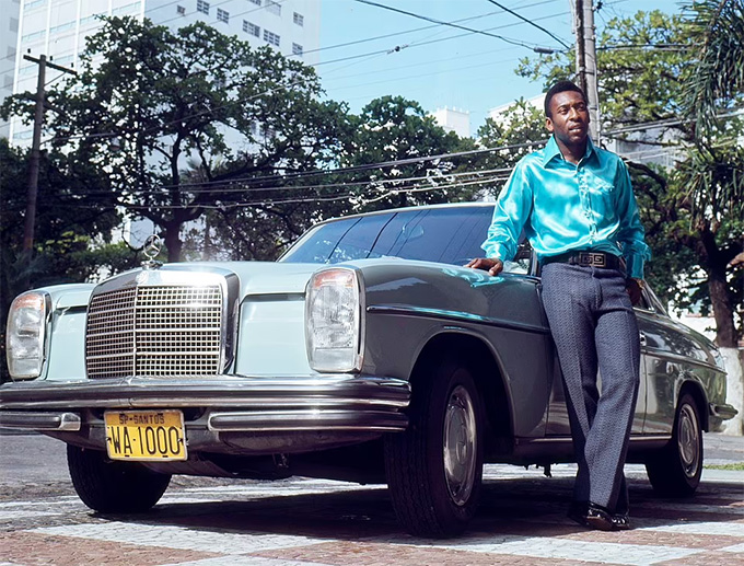 Năm 1966, Pele chụp ảnh đầy lãng tử bên cạnh chiếc Mercedes-Benz