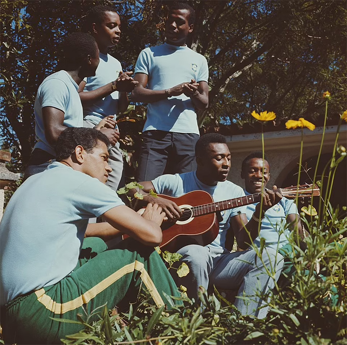 Trước ngày sang Anh dự World Cup 1966, Pele ngẫu hứng chơi guitar cùng các đồng đội Brazil