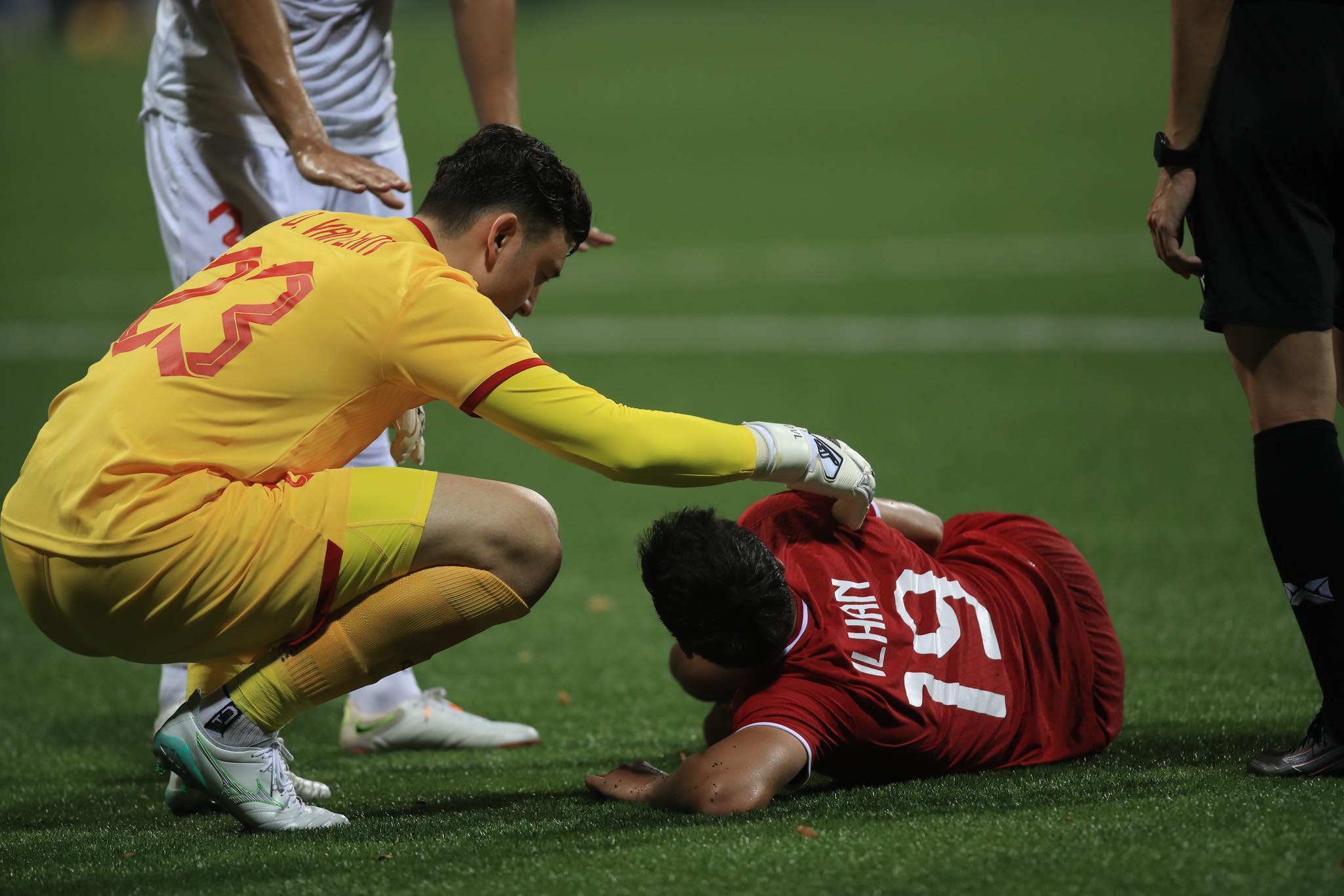 Tiền đạo Singapore phải rời sân sớm từ ngay hiệp 1 - Ảnh: Trí Công 