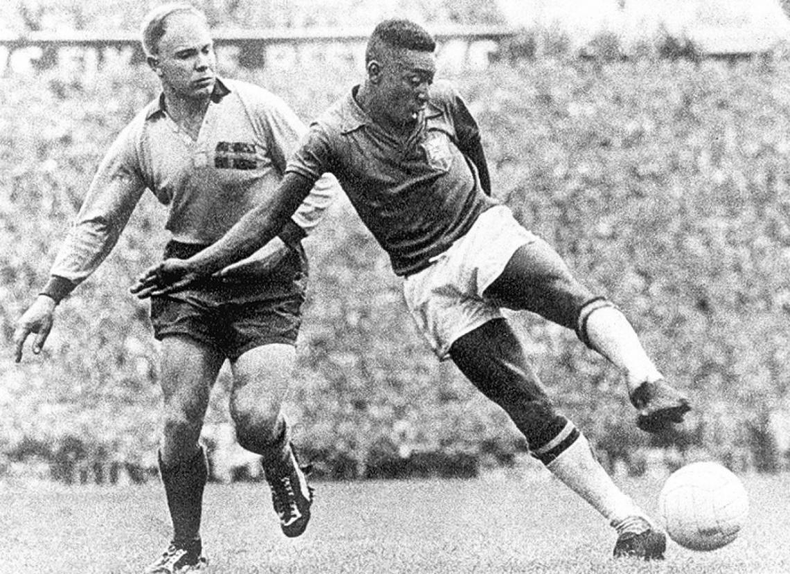 Pele, 17 tuổi, đã khiến cả thế giới phải rùng mình trước tài năng trác tuyệt của mình tại World Cup 1958