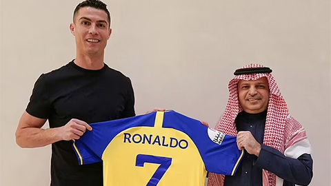 Ronaldo chờ 'cuộc gọi không bao giờ đến' từ Real