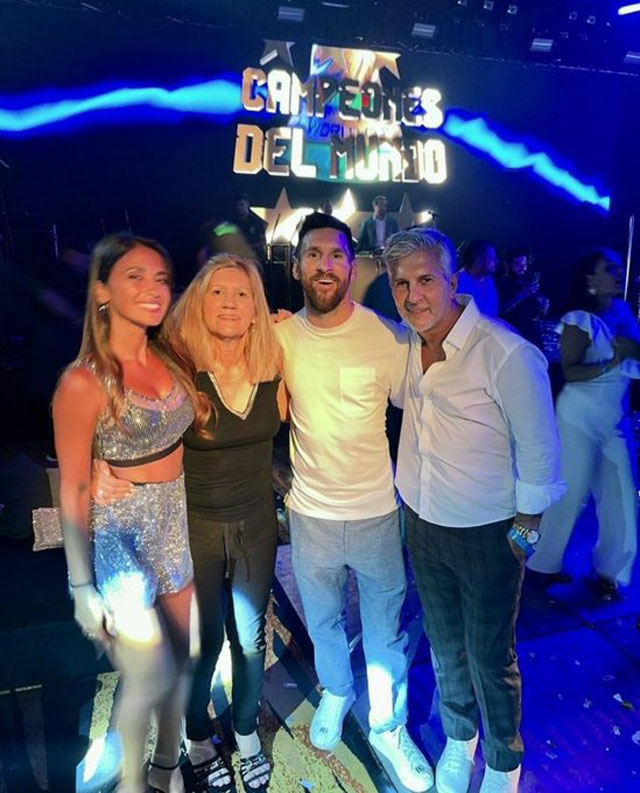 Messi cùng bố mẹ và vợ tại đại tiệc