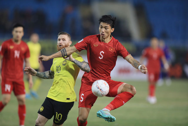 ĐT Việt Nam (áo sẫm) muốn thắng Myanmar  ở lượt đấu cuối để vào bán kết với ngôi đầu bảng B  Ảnh: ĐỨC CƯỜNG