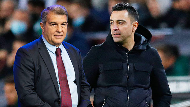 Hai nhân vật quan trọng nhất của Barca là chủ tịch Laporta (trái) và HLV Xavi đang đứng trước rất nhiều thử thách trong năm 2023