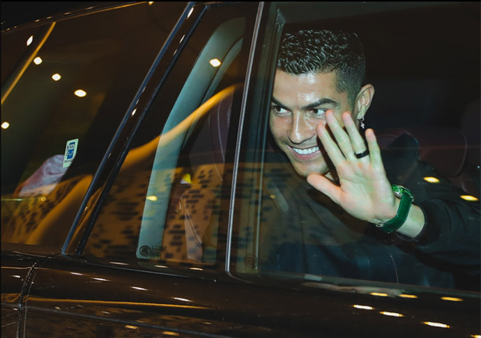 Ronaldo và người thân được chào đón nồng nhiệt bởi NHM Al Nassr và đại diện của đội bóng Trung Đông.