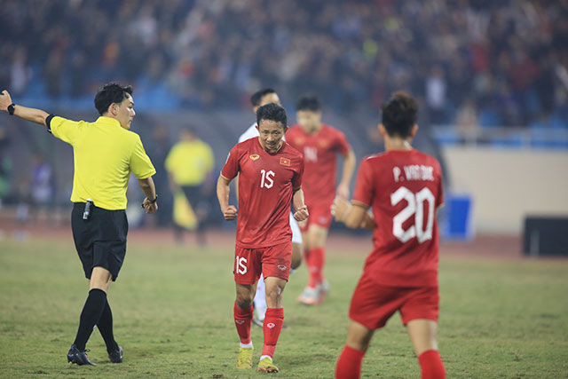 Ngọc Quang ăn mừng cảm xúc bàn thắng ấn định chiến thắng 3-0 cho ĐT Việt Nam - Ảnh: Tuấn Cường