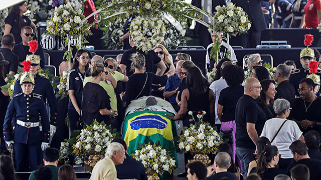 Hàng vạn người đã đến sân Vila Belmiro để tiễn biệt Vua bóng đá Pele