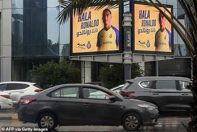 Đường phố Riyadh tràn ngập hình ảnh Ronaldo