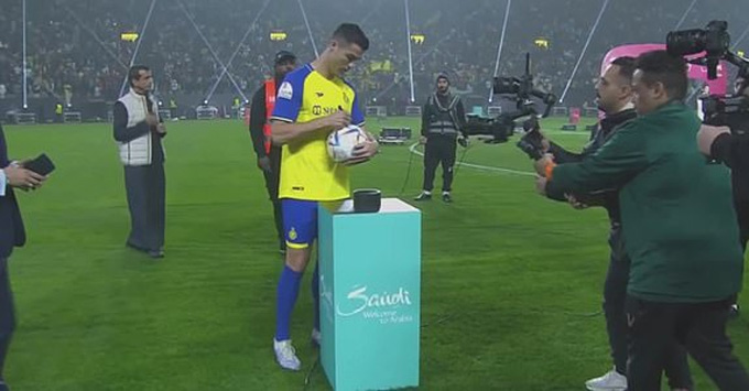 Ronaldo ký tên lên quả bóng