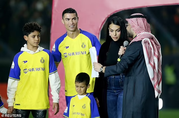 Ronaldo cùng gia đình xuất hiện trên sân khấu